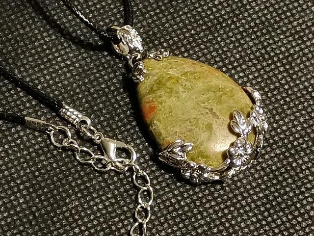 レア。ユナカイトのペンダントトップです。一点限り。「心身のバランスを整え、恐怖心やネガティブな感情を和らげる。」 < 女性アクセサリー/時計 レア。ユナカイトのペンダントトップです。一点限り。「心身のバランスを整え、恐怖心やネガティブな感情を和らげる。」 < 女性アクセサリー/時計の