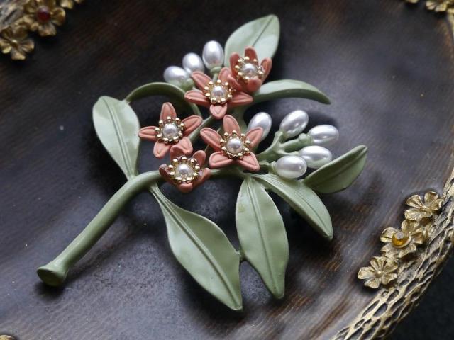 新品 アンティーク調エレガントなピンクのお花ブローチ < 女性アクセサリー/時計  新品 アンティーク調エレガントなピンクのお花ブローチ < 女性アクセサリー/時計の