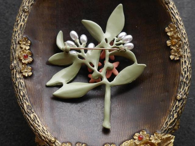 新品 アンティーク調エレガントなピンクのお花ブローチ < 女性アクセサリー/時計  新品 アンティーク調エレガントなピンクのお花ブローチ < 女性アクセサリー/時計の