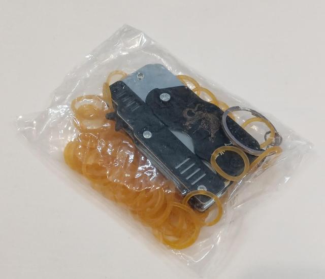 折り畳み式 6連発式輪ゴム銃 専用ゴムバンド付き 小型ミニゴムバンド銃 フォールディング式  折りたたみ キーホルダー 90 < おもちゃ  折り畳み式 6連発式輪ゴム銃 専用ゴムバンド付き 小型ミニゴムバンド銃 フォールディング式  折りたたみ キーホルダー 90 < おもちゃの
