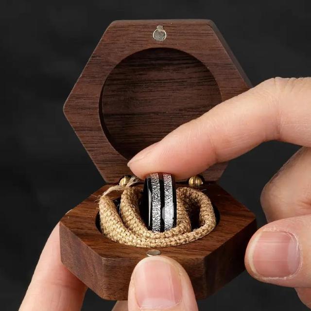 爆ヤス価格490円★8mm幅ステンレス製隕石リング、 ガンメタル 木製六角形ボックス付きUSAサイズ11号(日本サイズ24) < 男性アクセサリー/時計 爆ヤス価格490円★8mm幅ステンレス製隕石リング、 ガンメタル 木製六角形ボックス付きUSAサイズ11号(日本サイズ24) < 男性アクセサリー/時計の