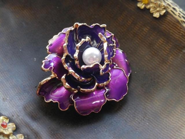 新品アンティーク調ゴシック エナメル お花ブローチ 紫系 フェイクパール < 女性アクセサリー/時計  新品アンティーク調ゴシック エナメル お花ブローチ 紫系 フェイクパール < 女性アクセサリー/時計の