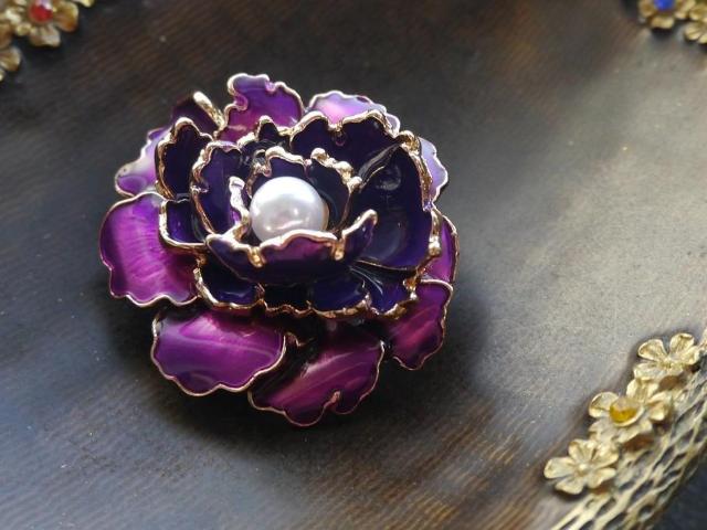 新品アンティーク調ゴシック エナメル お花ブローチ 紫系 フェイクパール < 女性アクセサリー/時計  新品アンティーク調ゴシック エナメル お花ブローチ 紫系 フェイクパール < 女性アクセサリー/時計の