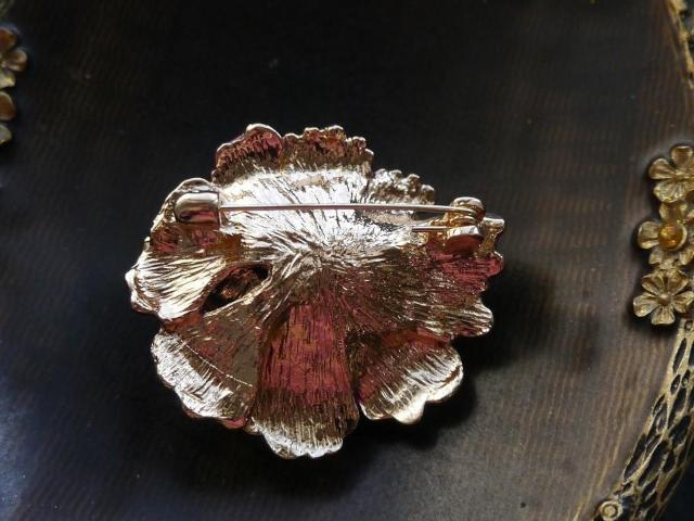 新品アンティーク調ゴシック エナメル お花ブローチ 紫系 フェイクパール < 女性アクセサリー/時計  新品アンティーク調ゴシック エナメル お花ブローチ 紫系 フェイクパール < 女性アクセサリー/時計の