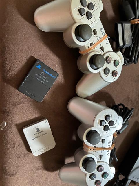 PlayStation2 SCPH-75000 プレイステーション2 シルバー < ゲーム本体/ソフト PlayStation2 SCPH-75000 プレイステーション2 シルバー < ゲーム本体/ソフトの