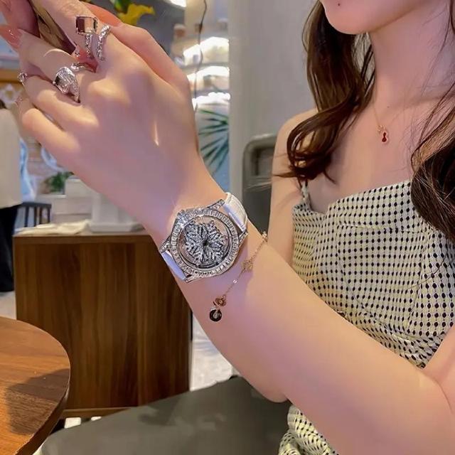 超お買い得1090円★透明な裏地のスタイリッシュな女性用時計。回転式の星空ダイヤルと雪片柄のデザインを特徴 ステンレススチール製 < 女性アクセサリー/時計  超お買い得1090円★透明な裏地のスタイリッシュな女性用時計。回転式の星空ダイヤルと雪片柄のデザインを特徴 ステンレススチール製 < 女性アクセサリー/時計の