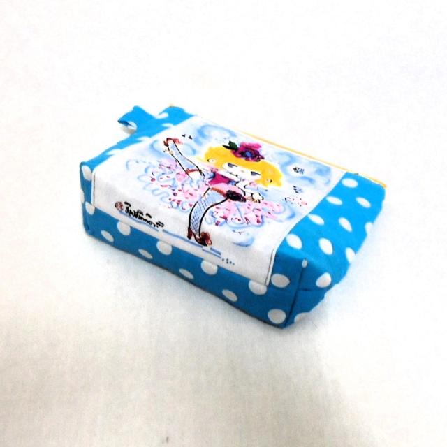 ◆亜土ちゃん◆ショーガール×ブルー白ドット地◆ファスナーポーチ【ミニ】◆水森亜土 < 女性ファッション  ◆亜土ちゃん◆ショーガール×ブルー白ドット地◆ファスナーポーチ【ミニ】◆水森亜土 < 女性ファッションの