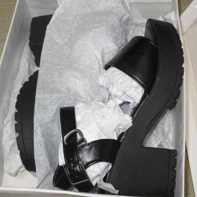 未使用☆グレイルGRL*厚底サンダル*ストラップ付き(ブラック) < ブランド 未使用☆グレイルGRL*厚底サンダル*ストラップ付き(ブラック) < ブランドの