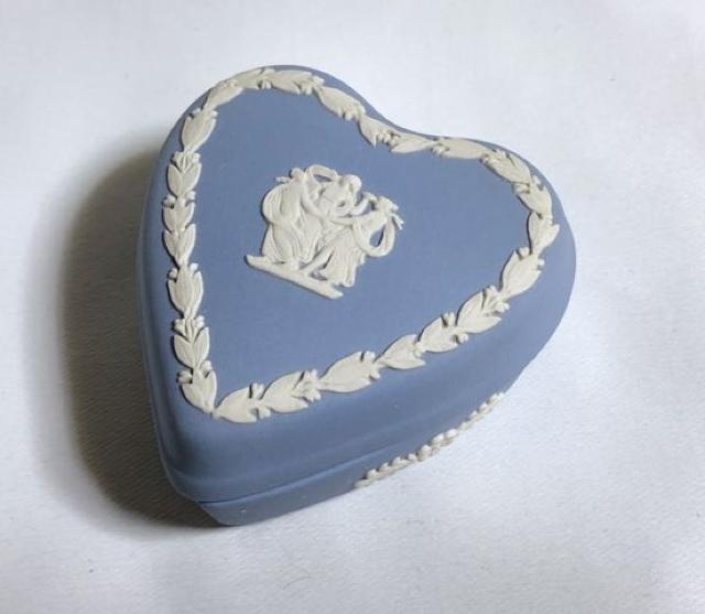 正規美 ウェッジウッド ジャスパー ハートモチーフ 小物入れ 白×青 ジュエリーBOX < インテリア/ライフ  正規美 ウェッジウッド ジャスパー ハートモチーフ 小物入れ 白×青 ジュエリーBOX  < インテリア/ライフの