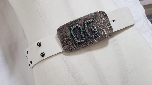 正規レア 限定 ドルチェ&ガッバーナ D&G ロゴ ゴシック装飾バックルL レザーベルト 白×スタッズ×青石 80 75~85cm < ブランド  正規レア 限定 ドルチェ&ガッバーナ D&G ロゴ ゴシック装飾バックルL レザーベルト 白×スタッズ×青石 80 75~85cm < ブランドの