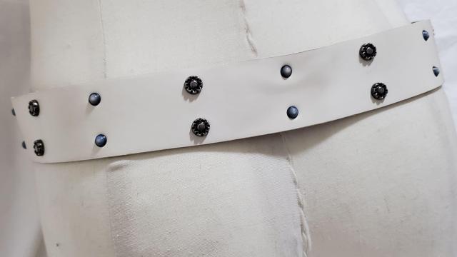 正規レア 限定 ドルチェ&ガッバーナ D&G ロゴ ゴシック装飾バックルL レザーベルト 白×スタッズ×青石 80 75~85cm < ブランド  正規レア 限定 ドルチェ&ガッバーナ D&G ロゴ ゴシック装飾バックルL レザーベルト 白×スタッズ×青石 80 75~85cm < ブランドの