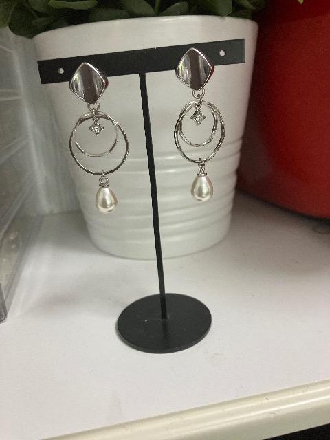 ハンドメイド メタルフープとパールビーズを使ったピアス < 女性ファッション  ハンドメイド メタルフープとパールビーズを使ったピアス  < 女性ファッションの