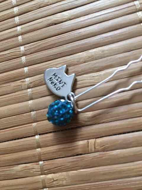 mintneko・ストーン&ネコチャーム付髪かんざし。ブルー < ブランド mintneko・ストーン&ネコチャーム付髪かんざし。ブルー < ブランドの