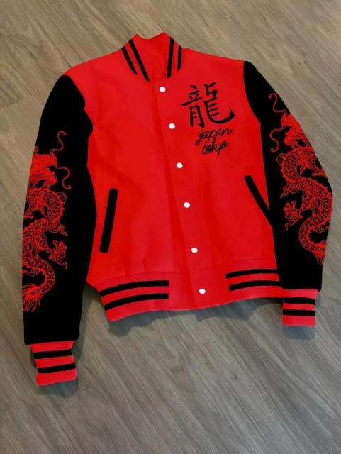 爆ヤス価格2990円★メンズ フリース裏地 ドラゴン刺繍 ベースボールジャケット 暖かい USAサイズS(日本サイズL相当)赤 < 男性ファッション 爆ヤス価格2990円★メンズ フリース裏地 ドラゴン刺繍 ベースボールジャケット 暖かい USAサイズS(日本サイズL相当)赤 < 男性ファッションの
