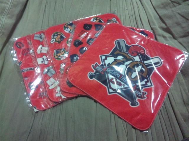 【新品】(広島カープ)70thロゴ ハンドタオルセット < レジャー/スポーツ  【新品】(広島カープ)70thロゴ ハンドタオルセット  < レジャー/スポーツの