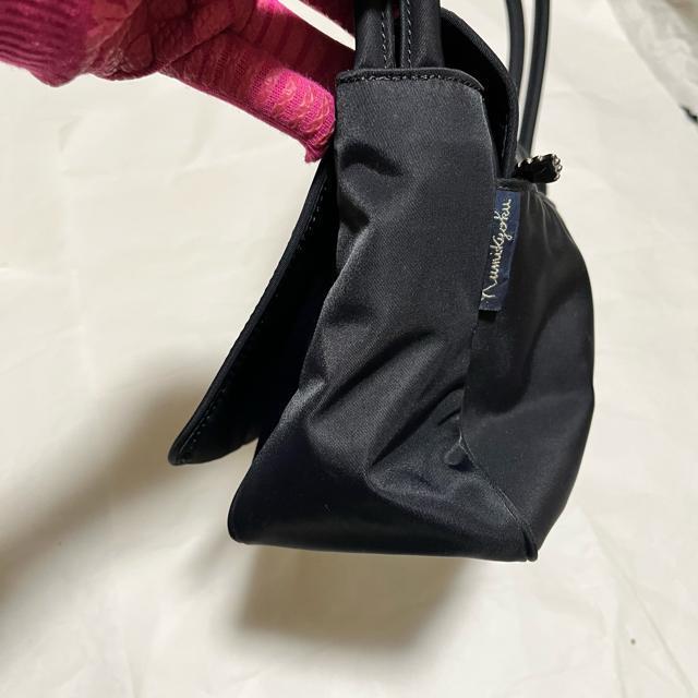 【組曲 / KUMIKYOKU】 ハンドバッグ / ロゴチャーム付き / 黒 刺繍 < ブランド  【組曲 / KUMIKYOKU】 ハンドバッグ / ロゴチャーム付き / 黒 刺繍 < ブランドの