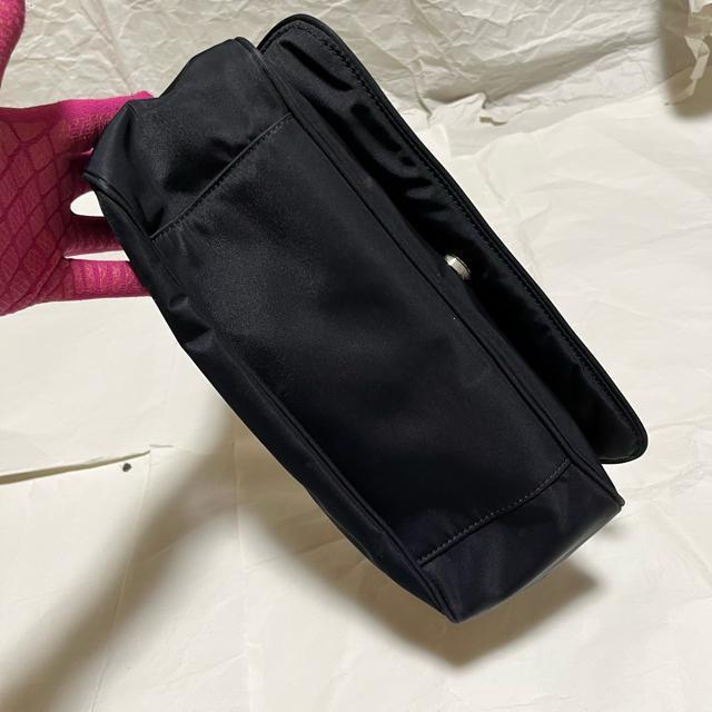 【組曲 / KUMIKYOKU】 ハンドバッグ / ロゴチャーム付き / 黒 刺繍 < ブランド  【組曲 / KUMIKYOKU】 ハンドバッグ / ロゴチャーム付き / 黒 刺繍 < ブランドの