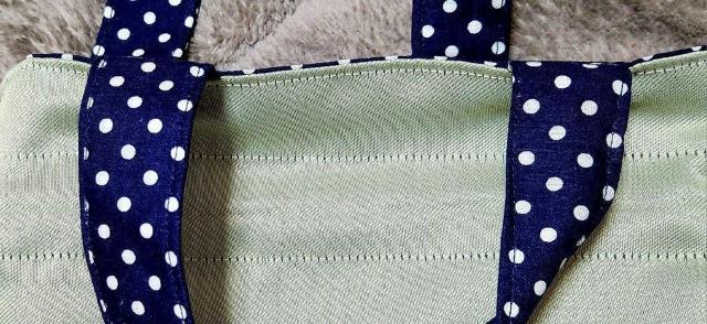 紺色生地に白色水玉模様の巾着バックです。 < ペット/手芸/園芸 紺色生地に白色水玉模様の巾着バックです。 < ペット/手芸/園芸の