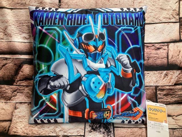 送料無料!大人気!仮面ライダー【ガッチャード】キャラクター両面プリントクッション1個 < インテリア/ライフ  送料無料!大人気!仮面ライダー【ガッチャード】キャラクター両面プリントクッション1個  < インテリア/ライフの