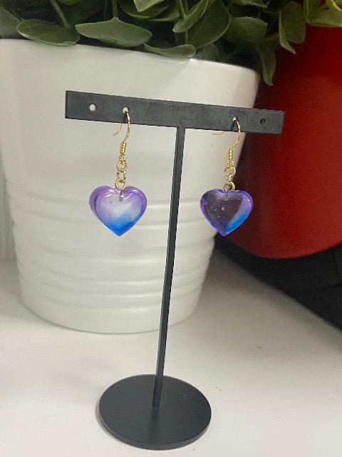 ハンドメイド レジンで作ったハート型のピアス ブルー、パープル < 女性ファッション  ハンドメイド レジンで作ったハート型のピアス ブルー、パープル  < 女性ファッションの