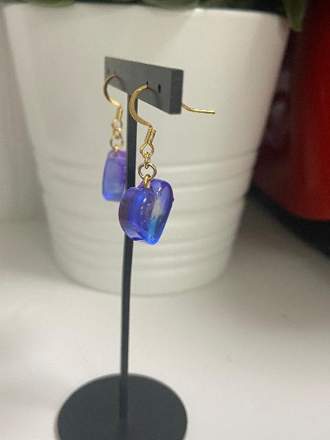 ハンドメイド レジンで作ったハート型のピアス ブルー、パープル < 女性ファッション  ハンドメイド レジンで作ったハート型のピアス ブルー、パープル < 女性ファッションの