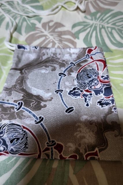 ★処分品★薄茶×風神雷神大柄ナナメ掛巾着袋 < キッズ/ベビー  ★処分品★薄茶×風神雷神大柄ナナメ掛巾着袋  < キッズ/ベビーの