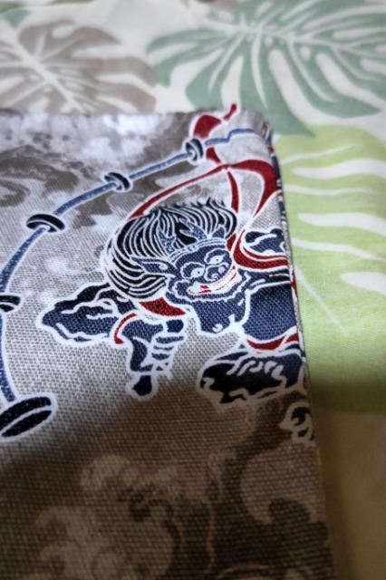 ★処分品★薄茶×風神雷神大柄ナナメ掛巾着袋 < キッズ/ベビー  ★処分品★薄茶×風神雷神大柄ナナメ掛巾着袋 < キッズ/ベビーの