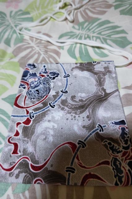 ★処分品★薄茶×風神雷神大柄ナナメ掛巾着袋 < キッズ/ベビー  ★処分品★薄茶×風神雷神大柄ナナメ掛巾着袋 < キッズ/ベビーの