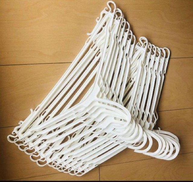定番プラスチックハンガー 白 シンプルリード【衣類収納】25本セット★ < インテリア/ライフ  定番プラスチックハンガー 白 シンプルリード【衣類収納】25本セット★ < インテリア/ライフの