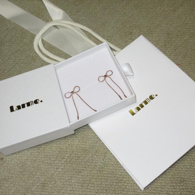 未使用☆ギフト紙袋、化粧箱付属*Larme.*リボンスネークピアス(ピンクゴールド)ステンレス製 < 女性アクセサリー/時計 未使用☆ギフト紙袋、化粧箱付属*Larme.*リボンスネークピアス(ピンクゴールド)ステンレス製 < 女性アクセサリー/時計の