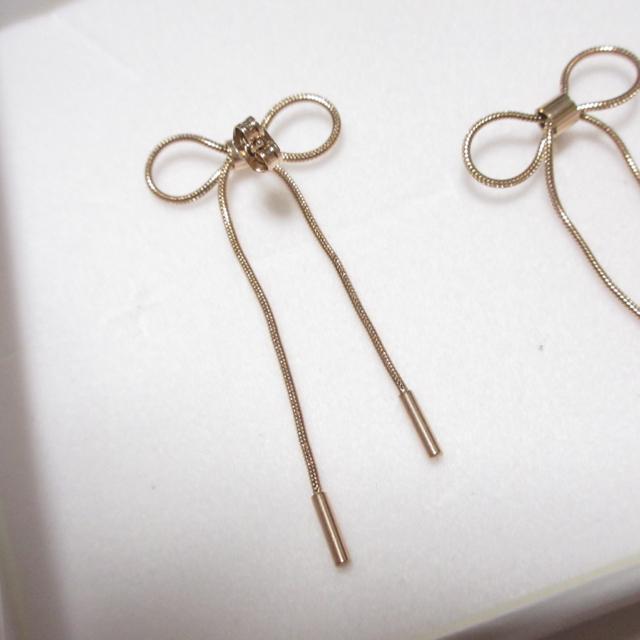 未使用☆ギフト紙袋、化粧箱付属*Larme.*リボンスネークピアス(ピンクゴールド)ステンレス製 < 女性アクセサリー/時計 未使用☆ギフト紙袋、化粧箱付属*Larme.*リボンスネークピアス(ピンクゴールド)ステンレス製 < 女性アクセサリー/時計の
