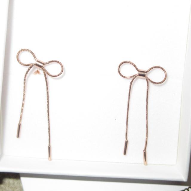 未使用☆ギフト紙袋、化粧箱付属*Larme.*リボンスネークピアス(ピンクゴールド)ステンレス製 < 女性アクセサリー/時計 未使用☆ギフト紙袋、化粧箱付属*Larme.*リボンスネークピアス(ピンクゴールド)ステンレス製 < 女性アクセサリー/時計の