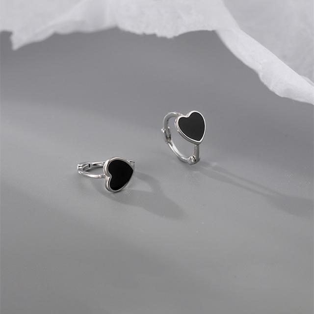 ブラックハート フープピアス シルバー【両耳セット】 < 女性アクセサリー/時計  ブラックハート フープピアス シルバー【両耳セット】 < 女性アクセサリー/時計の