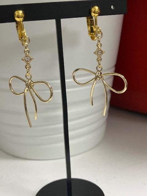 ハンドメイド ワイヤーリボンチャームを使用したイヤリング < 女性ファッション  ハンドメイド ワイヤーリボンチャームを使用したイヤリング  < 女性ファッションの