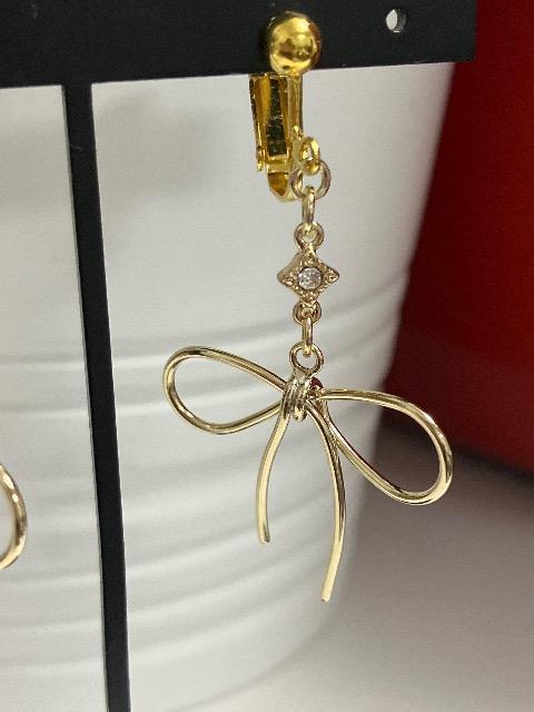 ハンドメイド ワイヤーリボンチャームを使用したイヤリング < 女性ファッション  ハンドメイド ワイヤーリボンチャームを使用したイヤリング < 女性ファッションの