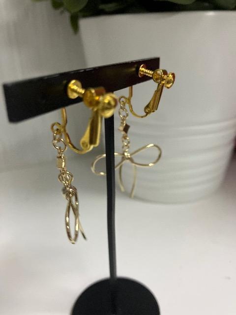 ハンドメイド ワイヤーリボンチャームを使用したイヤリング < 女性ファッション  ハンドメイド ワイヤーリボンチャームを使用したイヤリング < 女性ファッションの