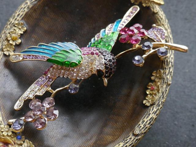 新品アンティーク調きらきらストーンお花と鳥さんブローチ 大きめ  < 女性アクセサリー/時計  新品アンティーク調きらきらストーンお花と鳥さんブローチ 大きめ  < 女性アクセサリー/時計の