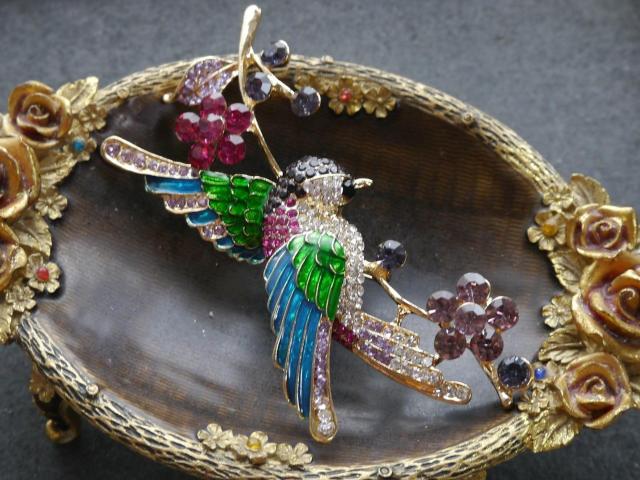 新品アンティーク調きらきらストーンお花と鳥さんブローチ 大きめ  < 女性アクセサリー/時計  新品アンティーク調きらきらストーンお花と鳥さんブローチ 大きめ  < 女性アクセサリー/時計の