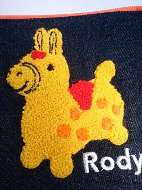 新品タグつき ロディ 刺繍スクエアポーチ イエロー Rody < 女性ファッション  新品タグつき ロディ 刺繍スクエアポーチ イエロー Rody < 女性ファッションの