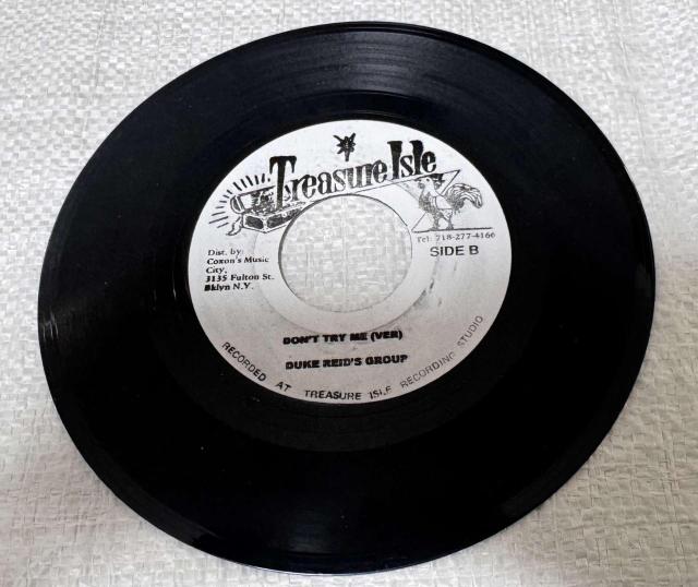 �U�E�p���S���Y & �f���[�N�E���[�h�E�O���[�v 7�C���` ���R�[�h Treasure Isle ON THE BEACH �� CD/DVD/�r�f�I�� 