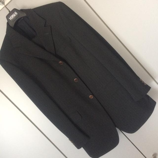 ☆美品 VERSUS VERSACE ヴェルサスヴェルサーチ 3Bシングルスーツ 濃グレー48 ハンガー、ガーメントケース付き☆ < ブランド  ☆美品 VERSUS VERSACE ヴェルサスヴェルサーチ 3Bシングルスーツ 濃グレー48 ハンガー、ガーメントケース付き☆  < ブランドの