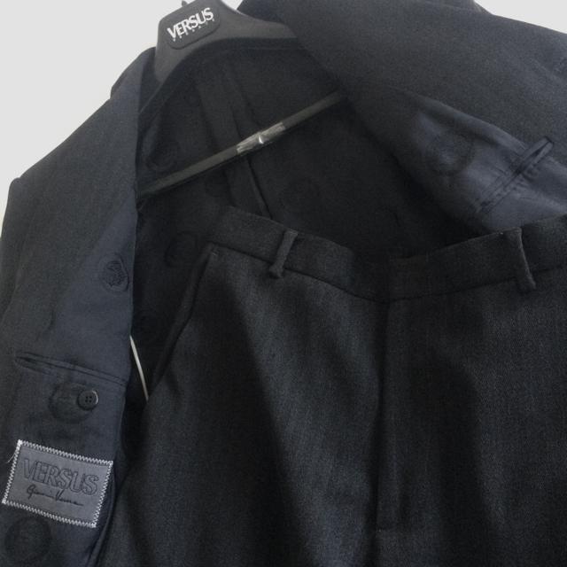☆美品 VERSUS VERSACE ヴェルサスヴェルサーチ 3Bシングルスーツ 濃グレー48 ハンガー、ガーメントケース付き☆ < ブランド  ☆美品 VERSUS VERSACE ヴェルサスヴェルサーチ 3Bシングルスーツ 濃グレー48 ハンガー、ガーメントケース付き☆ < ブランドの