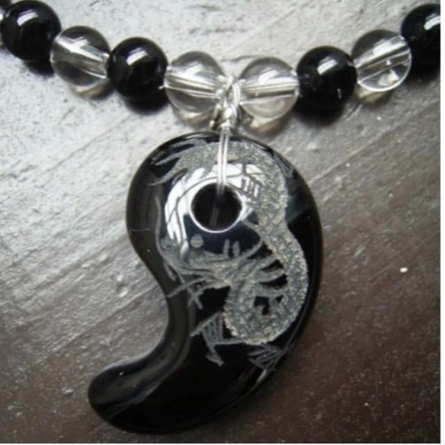 龍彫オニキス勾玉xオニキスx水晶ネックレス 天然石 < 男性アクセサリー/時計  龍彫オニキス勾玉xオニキスx水晶ネックレス 天然石 < 男性アクセサリー/時計の