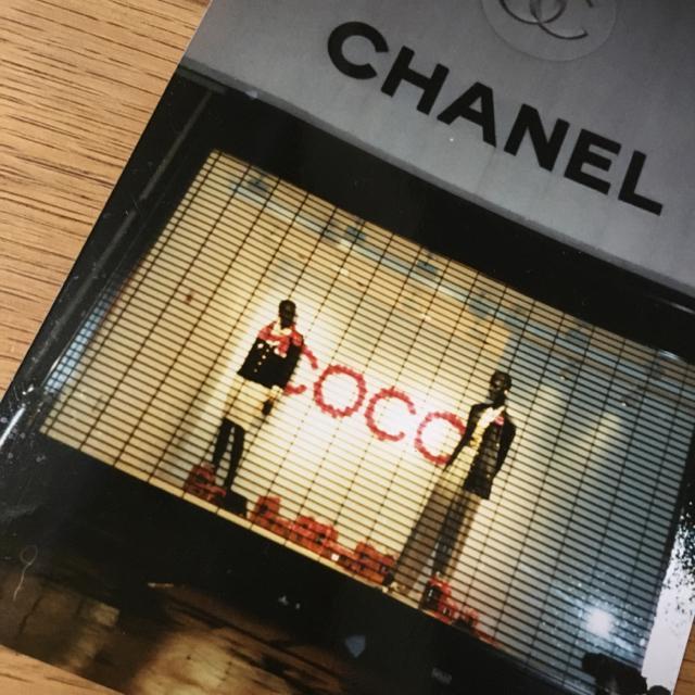 36年前 ニューヨーク5番街 CHANEL 閉店後のショーウィンドウ写真 < ブランド 36年前 ニューヨーク5番街 CHANEL 閉店後のショーウィンドウ写真 < ブランドの