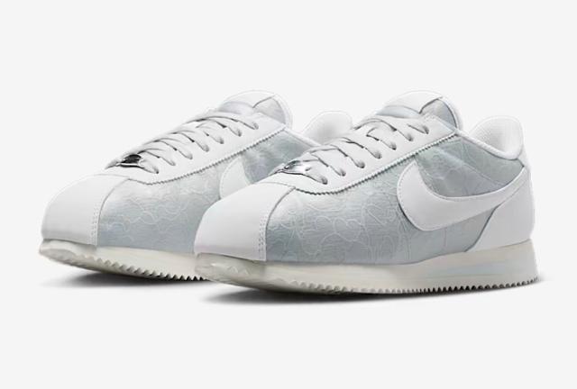 NIKE Rebc   uh 