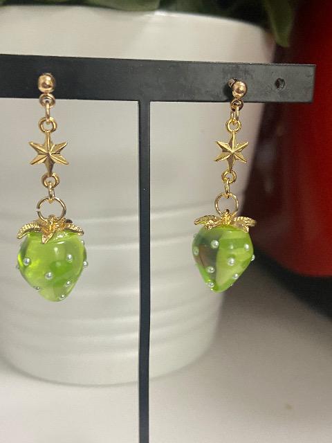 ハンドメイド いちごのチャームを使用したピアス グリーン < 女性ファッション  ハンドメイド いちごのチャームを使用したピアス グリーン  < 女性ファッションの