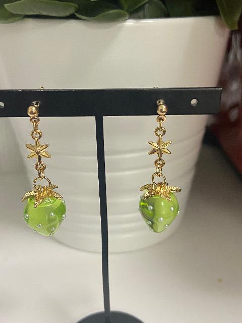 ハンドメイド いちごのチャームを使用したピアス グリーン < 女性ファッション  ハンドメイド いちごのチャームを使用したピアス グリーン < 女性ファッションの
