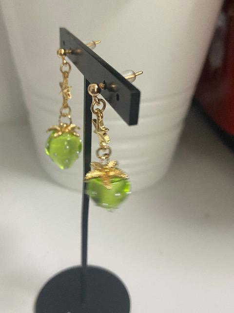 ハンドメイド いちごのチャームを使用したピアス グリーン < 女性ファッション  ハンドメイド いちごのチャームを使用したピアス グリーン < 女性ファッションの