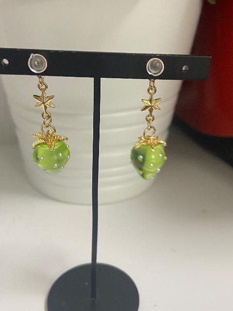 ハンドメイド いちごのチャームを使用したピアス グリーン < 女性ファッション  ハンドメイド いちごのチャームを使用したピアス グリーン < 女性ファッションの