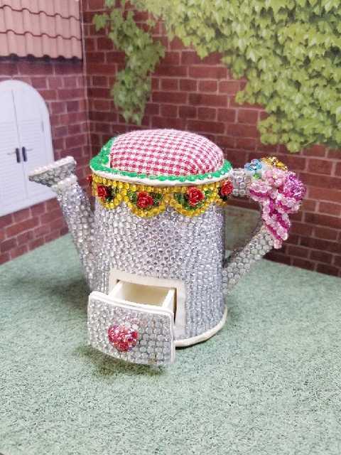 @新品 陶器 じょうろ型 ピンクッション 針山 ラインストーンデコ < インテリア/ライフ  @新品 陶器 じょうろ型 ピンクッション 針山 ラインストーンデコ  < インテリア/ライフの